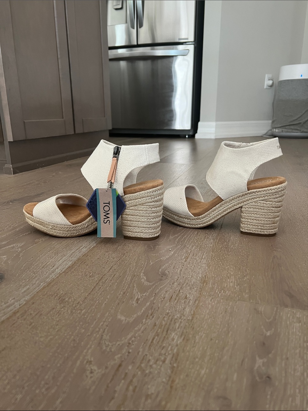 Toms White Canvas Espadrille Wedge Sandals with Side Zip. Size 8.5. NWT